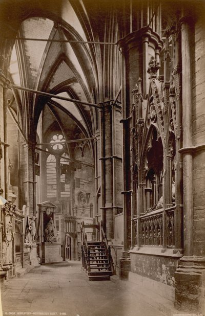 Ansichtkaart met een afbeelding van de kooromgang in Westminster Abbey door English Photographer