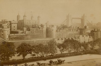 Ansichtkaart met een afbeelding van de Tower of London door English Photographer