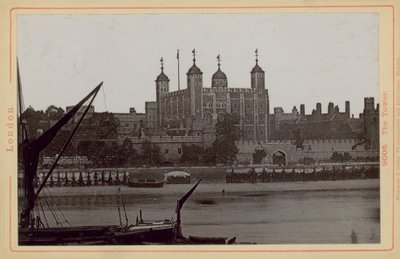 Ansichtkaart met een afbeelding van de Tower of London door English Photographer