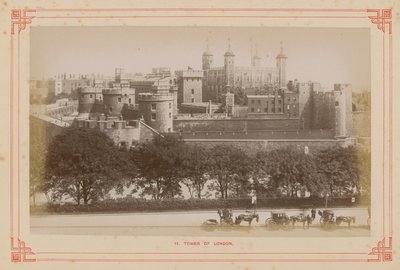 Ansichtkaart met een afbeelding van de Tower of London door English Photographer