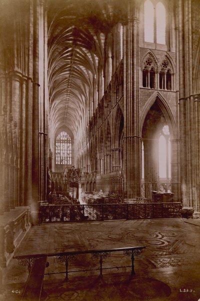 Ansichtkaart met een afbeelding van het interieur van Westminster Abbey door English Photographer