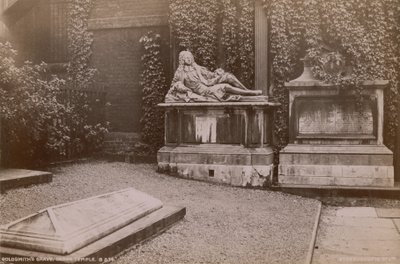 Ansichtkaart met het graf van Oliver Goldsmith in de Inner Temple door English Photographer