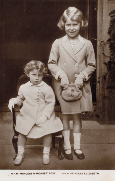 Prinses Elizabeth (later koningin Elizabeth II) en prinses Margaret door English Photographer