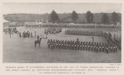 Prinses Hendrik van Battenberg, Gouverneur van het Isle of Wight, presenteert Kleuren aan het Nieuwgevormde 3e Bataljon Northumberland Fusiliers (Old Fighting Fifth) in Parkhurst Barracks, 25 oktober door English Photographer