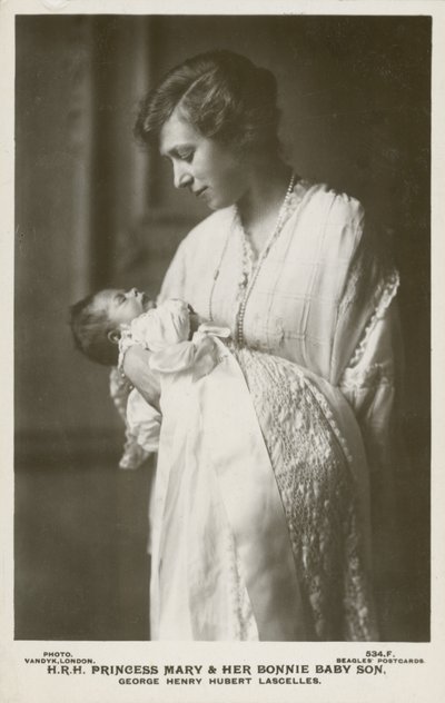 Prinses Mary, gravin Lascelles, met haar oudste zoon, George door English Photographer