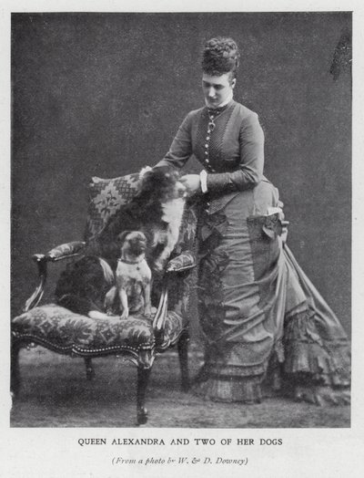 Koningin Alexandra en twee van haar honden door English Photographer