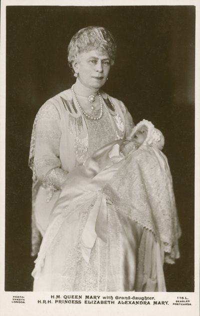 Koningin Mary, gemalin van koning George V, met haar kleindochter, prinses Elizabeth door English Photographer