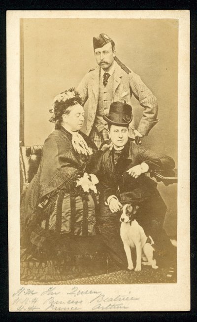 Koningin Victoria, Prinses Beatrice en Prins Arthur door English Photographer