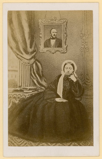 Koningin Victoria, toen weduwe, met een portret van de Prins-Gemaal achter haar (zw/w foto) door English Photographer