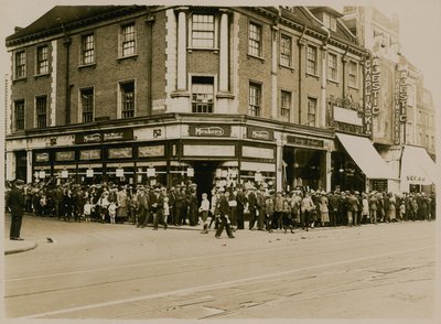 Rij voor Charlie Chaplin in The Kid bij The Majestic, High Street, Clapham, circa 1921 door English Photographer