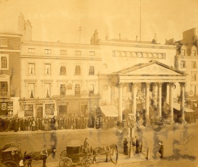 In de rij staan bij de Haymarket in 1895 voor de eerste avond van Trilby met Tree door English Photographer