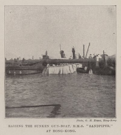 Het bergen van de gezonken kanonneerboot, HMS Sandpiper, in Hong-Kong door English Photographer