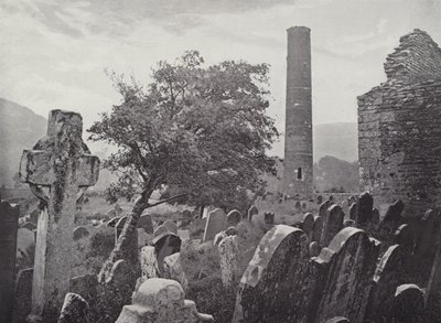 Ronde Toren, St Kevins Kruis en Keuken, Glendalough door English Photographer