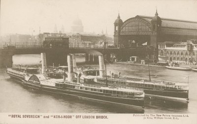 Royal Soverign en Koh-I-Noor bij London Bridge door English Photographer