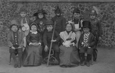 Schoolkinderen, Norfolk, in verkleedkleding begin 20e eeuw door English Photographer