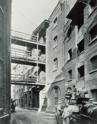 Shad Thames, Londen, 1890 door English Photographer