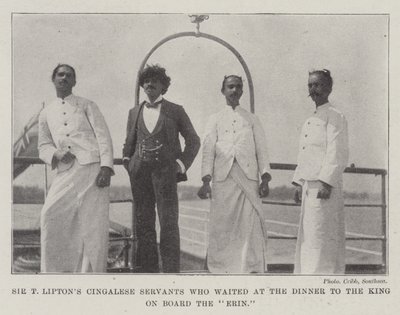 De Cingalese Dienaren van Sir T Lipton die de Koning bedienden aan boord van de Erin door English Photographer