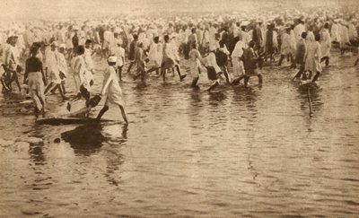 Aanhangers van Mahatma Gandhi protesteren tegen de Britse zoutbelasting in India door English Photographer