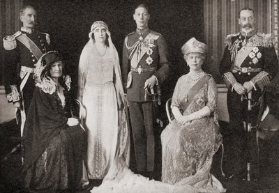 De Britse koninklijke familie bij het huwelijk van de Hertog en Hertogin van York, 1923, uit Het Verhaal van Vijfentwintig Jaar, gepubliceerd 1935 door English Photographer