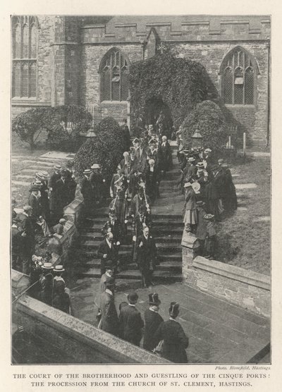 Het Hof van de Broederschap en Gastvrijheid van de Cinque Ports, de Processie vanuit de Kerk van St. Clement, Hastings door English Photographer