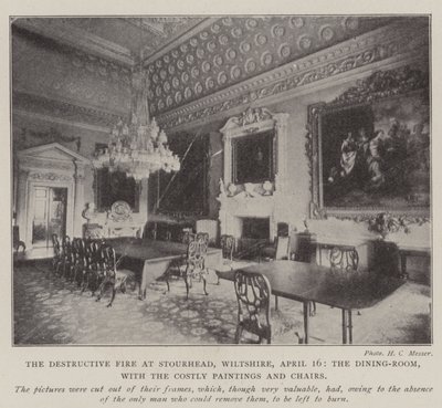 De verwoestende brand in Stourhead, Wiltshire, 16 april, de eetkamer met de kostbare schilderijen en stoelen door English Photographer