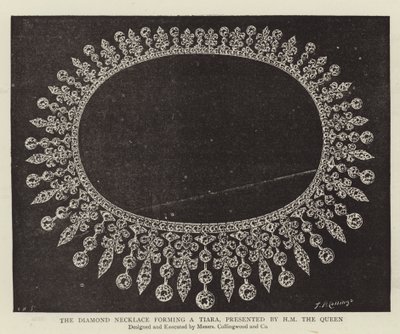De Diamanten Ketting die een Tiara vormt, aangeboden door HM de Koningin door English Photographer