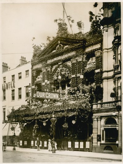 The Empire Theater, Leicester Square, Londen, versierd voor het diamanten jubileum van koningin Victoria, juni 1897 door English Photographer