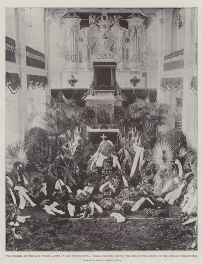 De begrafenis van de overleden Prins Alfred van Saksen-Coburg-Gotha, bloemstukken rond de baar in de kerk van het Schloss Friedenstein door English Photographer