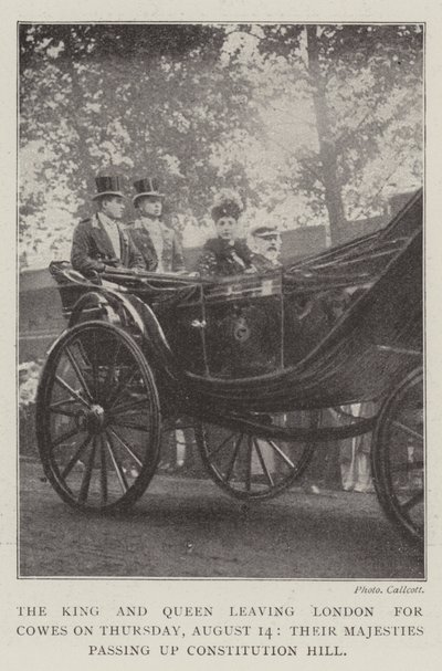 De Koning en Koningin verlaten Londen naar Cowes op donderdag 14 augustus, Hunne Majesteiten passeren Constitution Hill door English Photographer