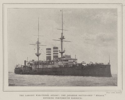 Het grootste oorlogsschip ter wereld, het Japanse slagschip Mikasa dat de haven van Portsmouth binnenvaart door English Photographer