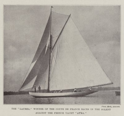 De Laurea, winnaar van de Coupe de France races in de Solent tegen het Franse jacht Anna door English Photographer