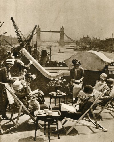 Het zwembad vanaf de daktuin van de Langbourne Club voor Stedelijke Vrouwen door English Photographer