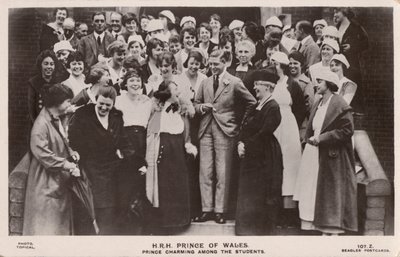 De Prins van Wales (later koning Edward VIII), met een groep vrouwelijke studenten door English Photographer