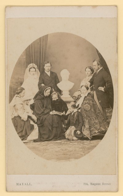 De Prins van Wales, toekomstige koning Edward VII, met zijn nieuwe vrouw, in een koninklijke groep, inclusief koningin Victoria door English Photographer
