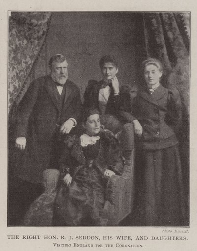 De Zeer Eerwaarde R J Seddon, zijn Vrouw en Dochters, op bezoek in Engeland voor de Kroning door English Photographer