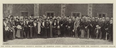 De bijeenkomst van de Royal Archaeological Society in Hampton Court, groep leden met de president, burggraaf Dillon door English Photographer