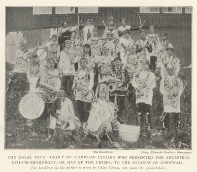 De koninklijke tour, groep Tsimpsian-indianen die de voorouderlijke Kiti-um-Shamorgat, of hoed van de stamhoofden, aan de hertogin van Cornwall presenteerden door English Photographer