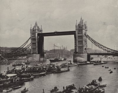 De Tower Bridge, kijkend naar het oosten (z/w foto) door English Photographer