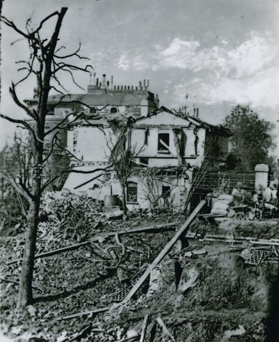 De explosie op het Regents Canal; Woning van de parkbeheerder na de explosie door English Photographer