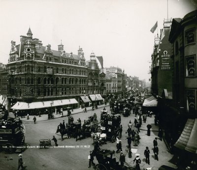 Tottenham Court Road vanaf Oxford Street, Londen door English Photographer