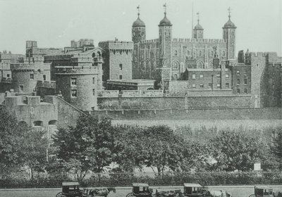Tower Hill: uitzicht op de Tower of London, 1895 door English Photographer
