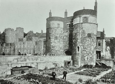 Tower of London, Tower Hill: de Beauchamp en Byward Towers, 1895 door English Photographer