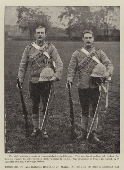 Ruiters van de 14e (Kings) Hussars in marsorde in Zuid-Afrikaans tenue door English Photographer