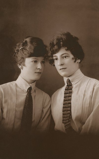 Twee jonge Edwardiaanse vrouwen met stropdassen door English Photographer