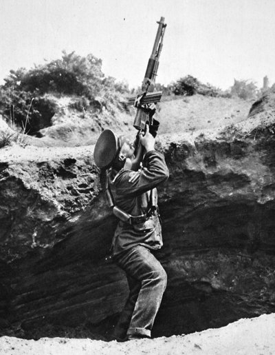 Een Hotchkiss automatisch geweer gebruiken vanuit een granaatgat: een onverwachte aanval, uit The Illustrated War News, 2 augustus 1916 door English Photographer