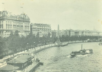Victoria Embankment, Westminster: noordwaarts vanaf Hungerford Bridge, 1895 door English Photographer