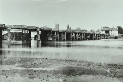 Uitzicht op Oude en Nieuwe Putney Bruggen met oast huis en All Saints Kerk op de achtergrond, 1885 door English Photographer
