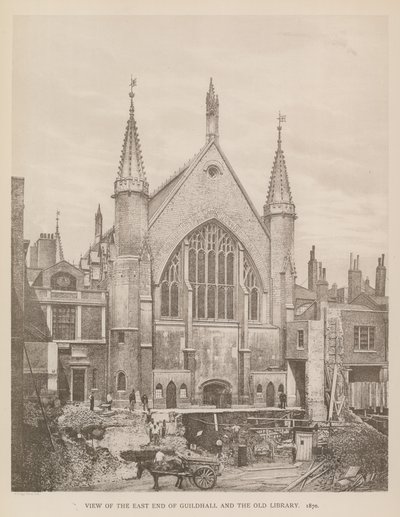 Uitzicht op het oostelijke uiteinde van Guildhall, Londen, en de oude bibliotheek, 1870 door English Photographer