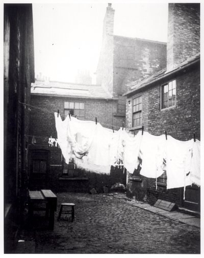 Wasklijn in Eagle and Child Yard, Hunslet, Leeds, 13 mei 1896 door English Photographer