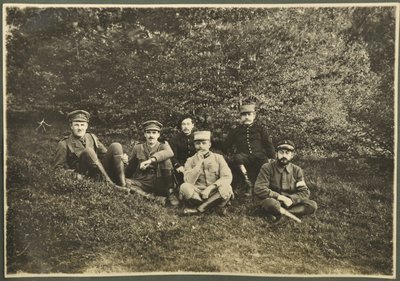 William Lawrence Bragg en Harold Roper Robinson met anderen, Vogezen, 1915 door English Photographer